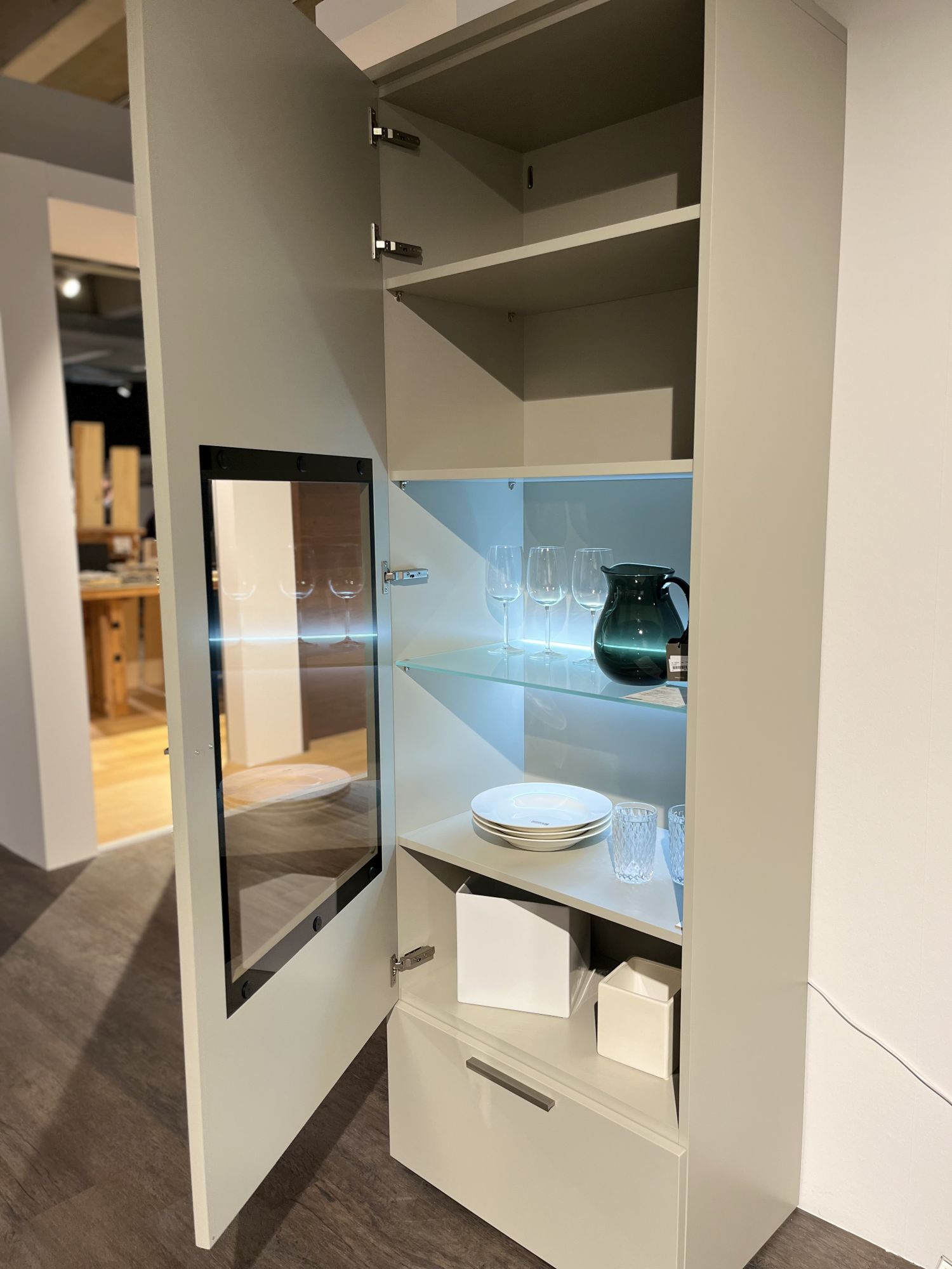 Vitrine links "Nuria" 