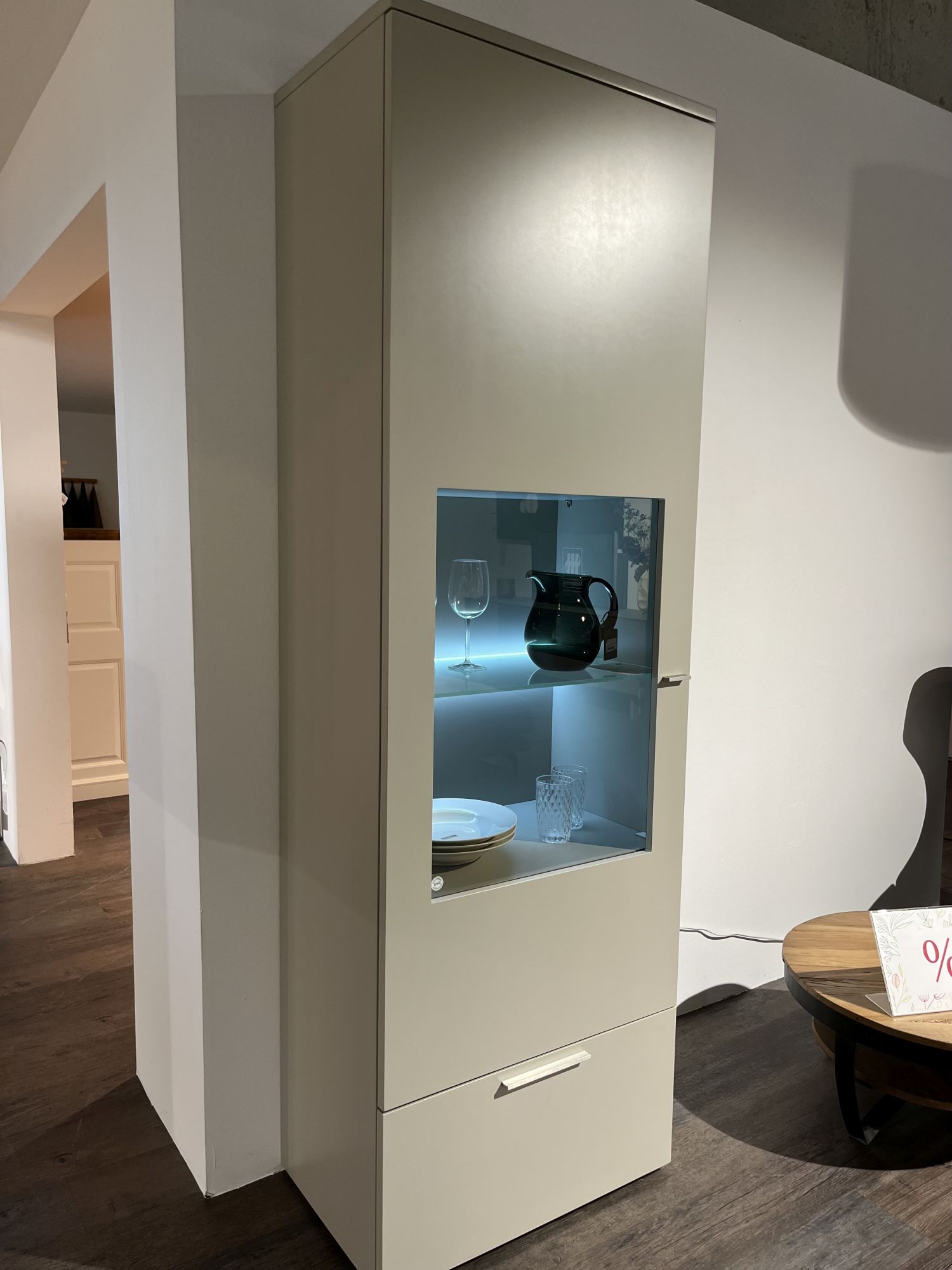 Vitrine links "Nuria" 