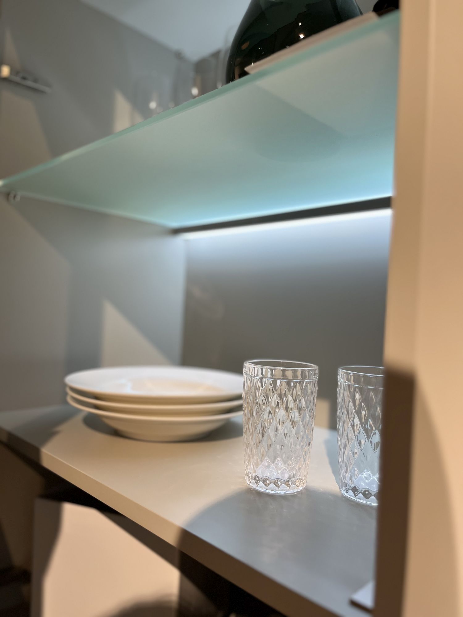 Vitrine links "Nuria" 